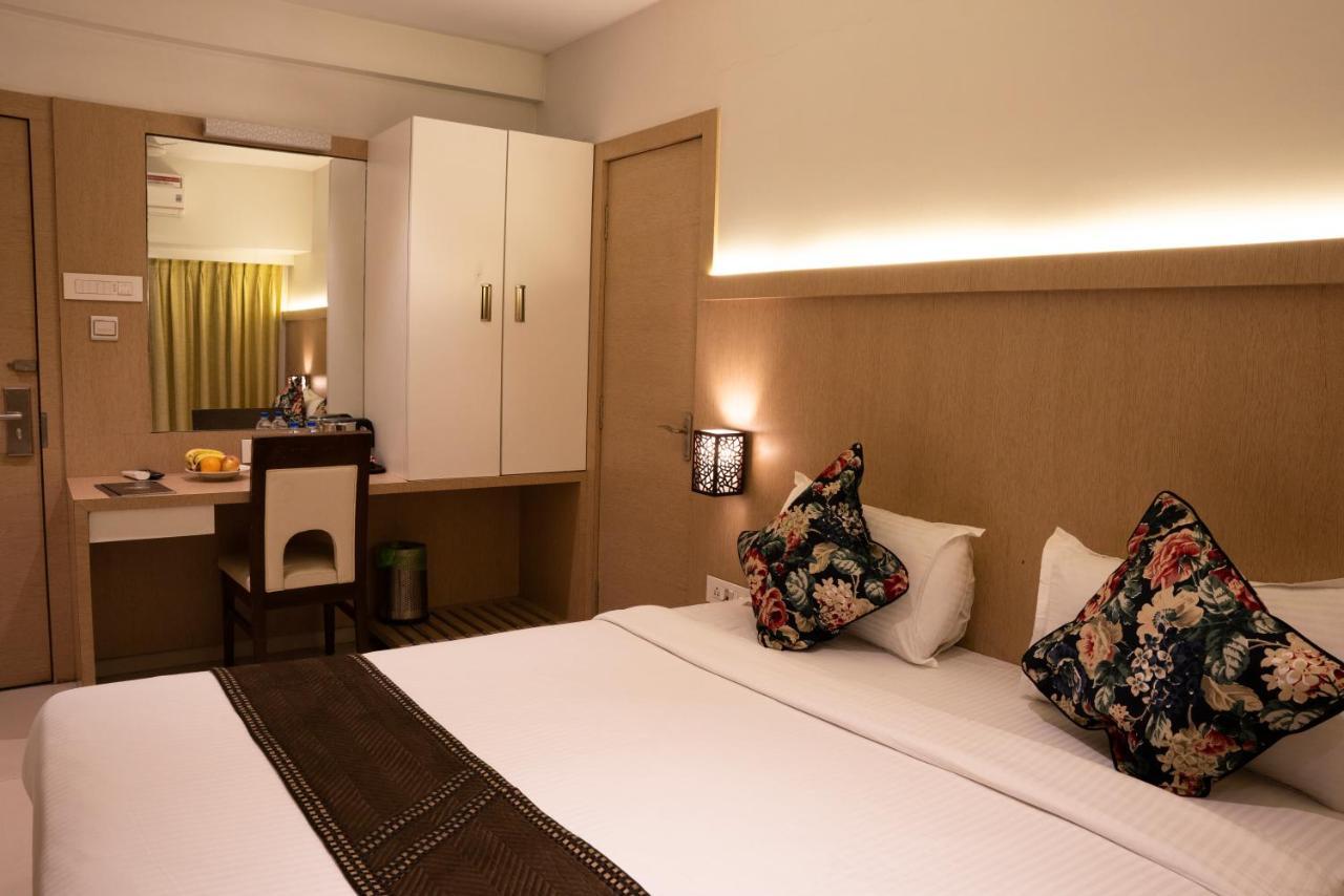 Gold Crest Business Hotel นาวีมุมไบ ภายนอก รูปภาพ