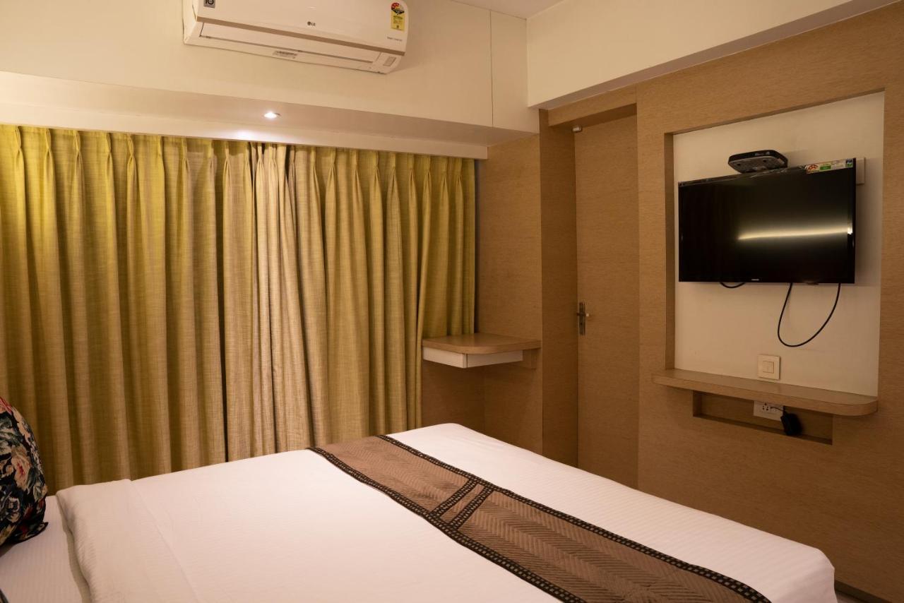 Gold Crest Business Hotel นาวีมุมไบ ภายนอก รูปภาพ