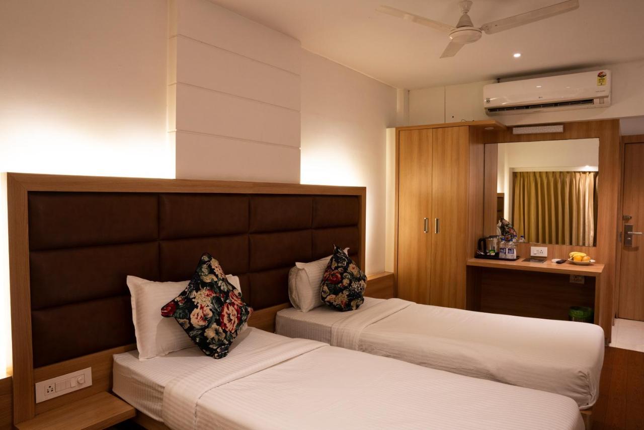 Gold Crest Business Hotel นาวีมุมไบ ภายนอก รูปภาพ