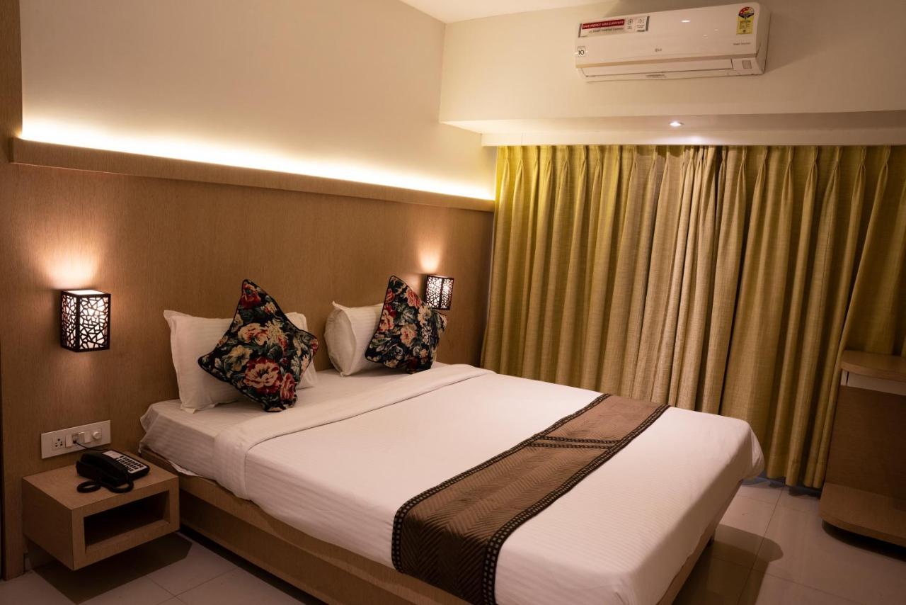 Gold Crest Business Hotel นาวีมุมไบ ภายนอก รูปภาพ
