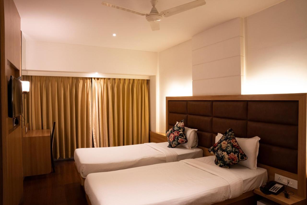 Gold Crest Business Hotel นาวีมุมไบ ภายนอก รูปภาพ