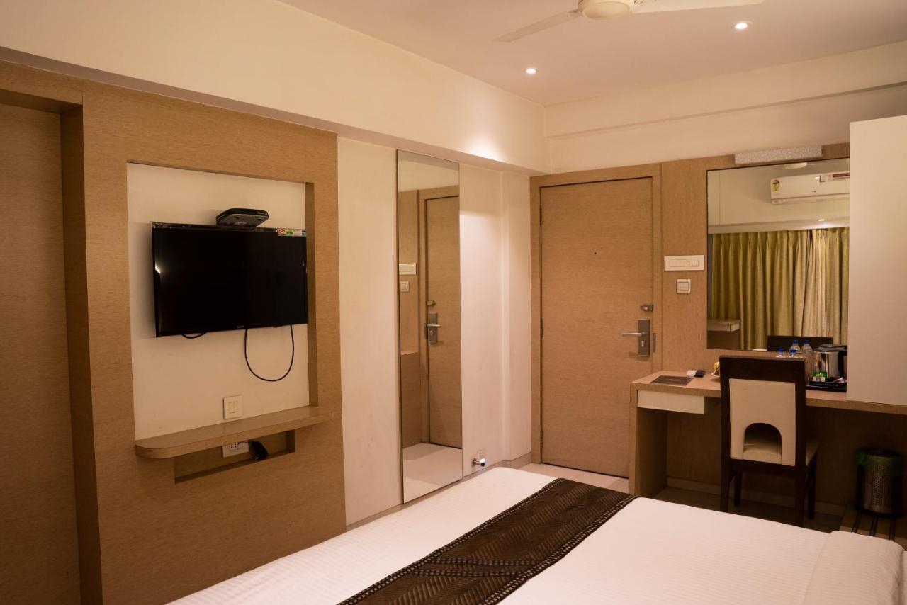 Gold Crest Business Hotel นาวีมุมไบ ภายนอก รูปภาพ