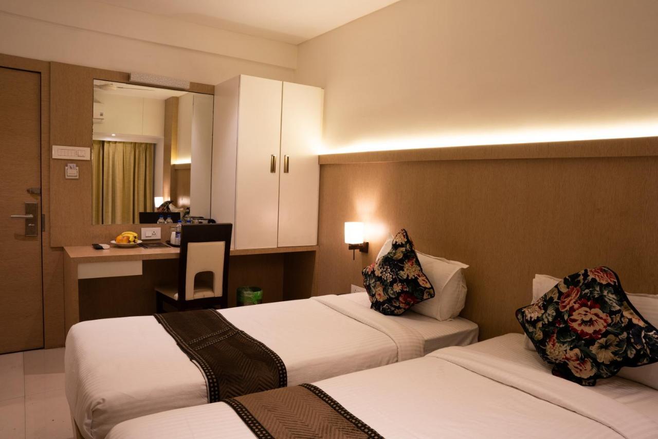 Gold Crest Business Hotel นาวีมุมไบ ภายนอก รูปภาพ