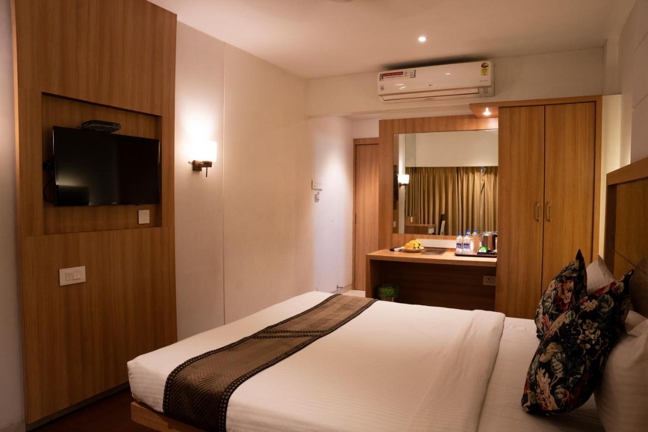 Gold Crest Business Hotel นาวีมุมไบ ภายนอก รูปภาพ