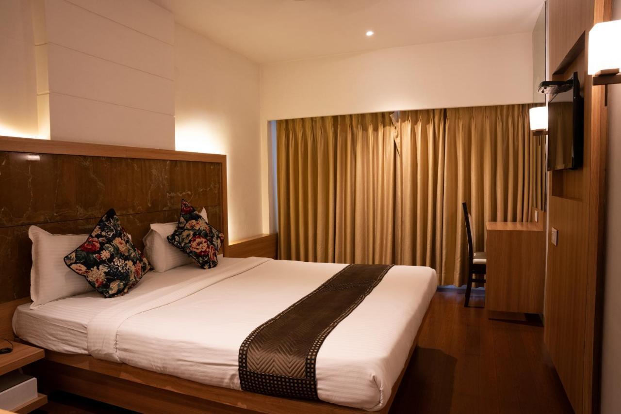Gold Crest Business Hotel นาวีมุมไบ ภายนอก รูปภาพ