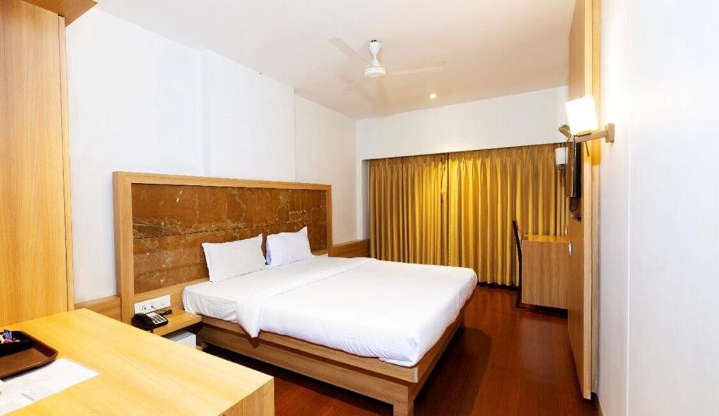 Gold Crest Business Hotel นาวีมุมไบ ภายนอก รูปภาพ